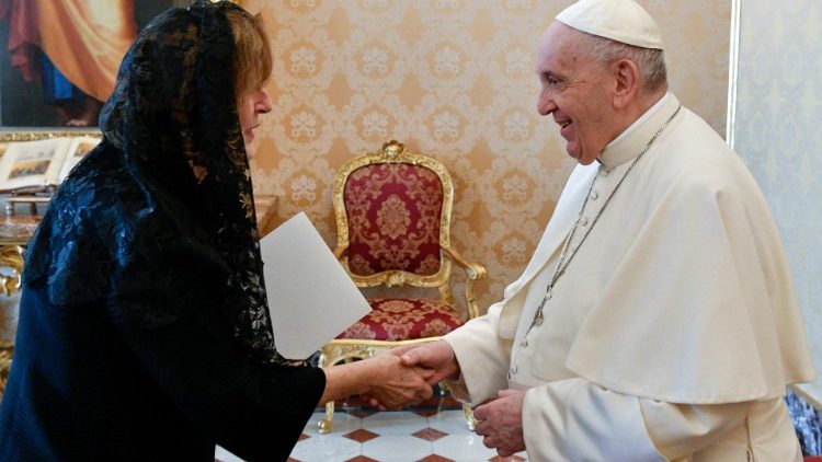 El Papa Francisco saluda a la embajadora Alicia de Jesus Vega Crespo 