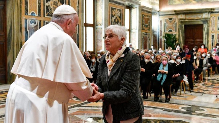 Papa Francesco saluta la presidente del CIF, Renata Natili Micheli
