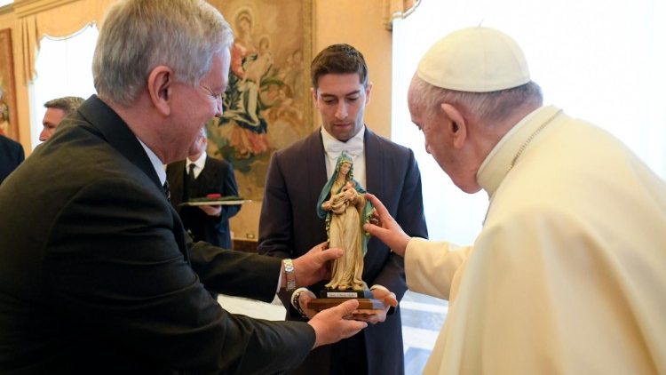 Una statua della Madonna in dono al Papa