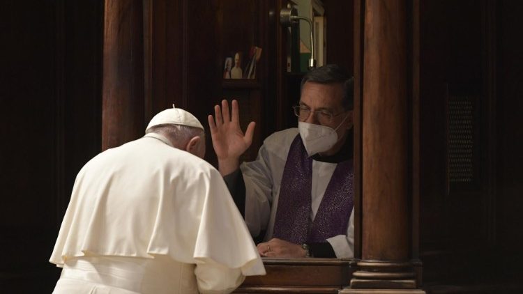 Papa Franjo se ispovijeda tijekom slavlja sakramenta pokore