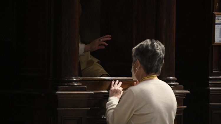 Papež uděluje rozhřešení při kajícné liturgii