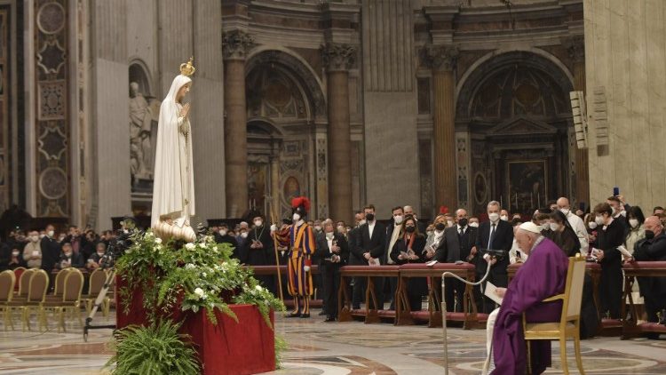 Le Pape prononçant l'acte de consécration 