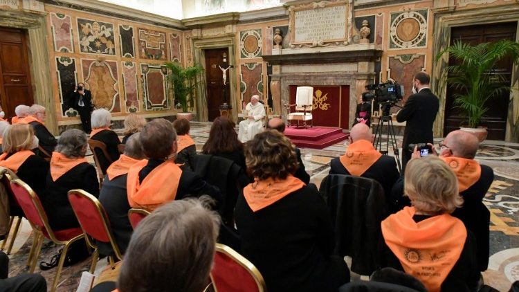 Audiencia del Papa con unos sesenta miembros de la Asociación de Padres de familia de los Jesuitas Españoles