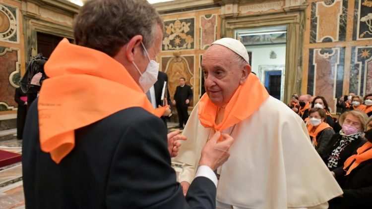 A spanyol jezsuiták szülei társulatának tagjaival találkozott a pápa