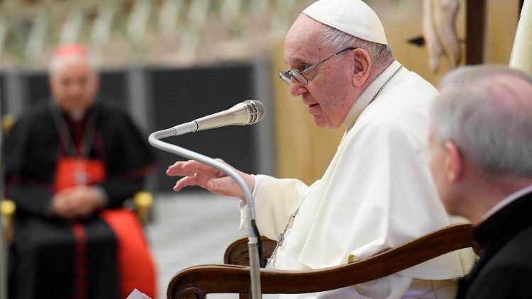 Papa Francisco: El confesor con su escucha y acogida hace realidad ese amor y esa paz que todo corazón humano anhela tan intensamente.