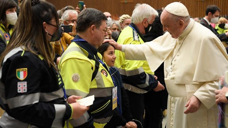 Il saluto benedicente del Papa tra i radio amatori
