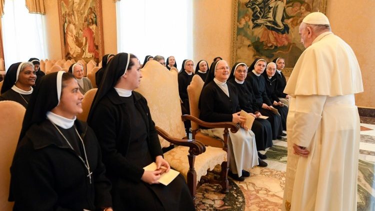 Francisco recibió a las participantes en el Capítulo General de las Hijas de María Santísima del Huerto, en la mañana de este sábado 26 de marzo, en la Sala del Consistorio.