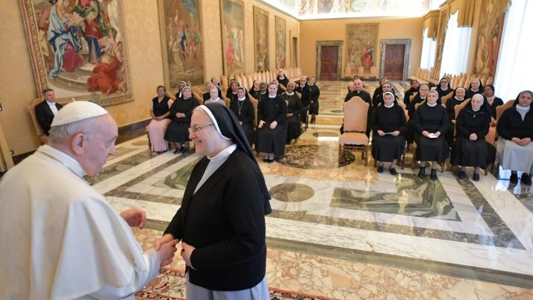 Ferenc pápa a gianelliánus női kongregáció nagykáptalanjának résztvevőivel