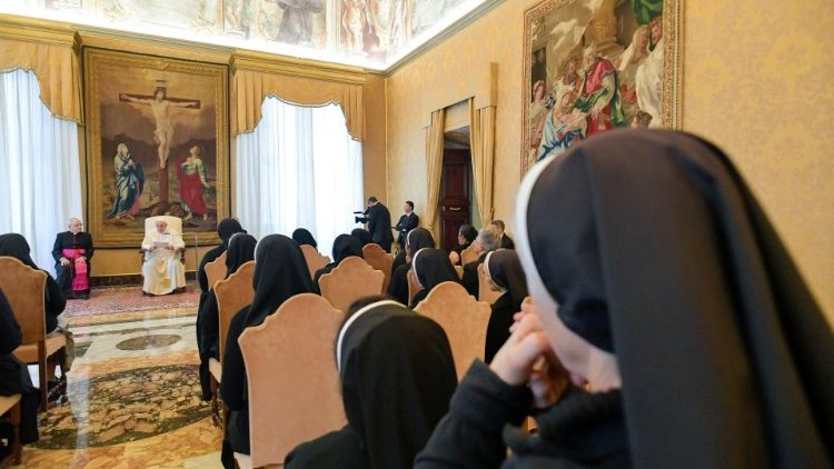 O Papa Francisco com as religiosas Filhas de Maria Santíssima do Horto