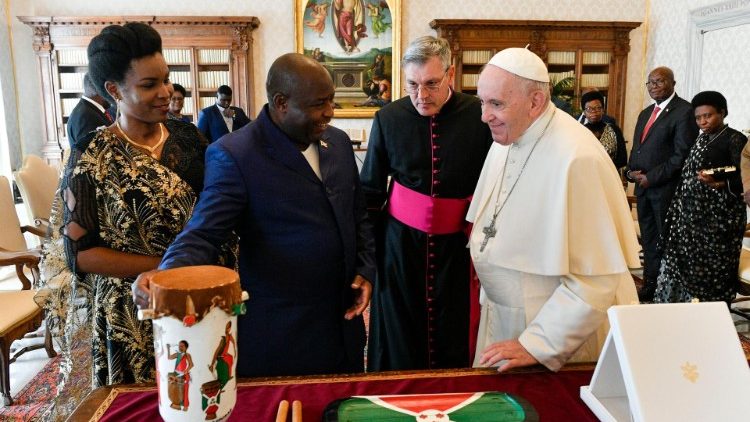 O Papa Francisco com o presidente do Burundi, Evariste Ndayishimiye
