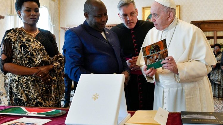 Pope Francis presenting gifts to President Ndayishimiye