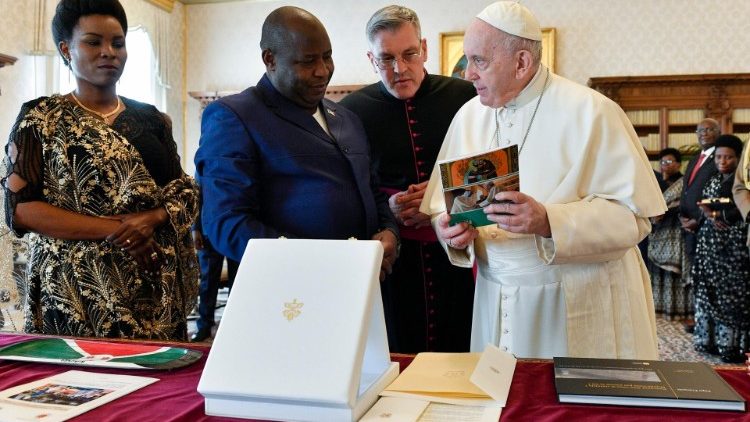 Exchange of gifts of Pope Francis and the President of the Republic of Burundi, Évariste Ndayishimiye