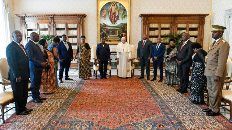 Group photo of Burundi presidential delegation with Pope Francis