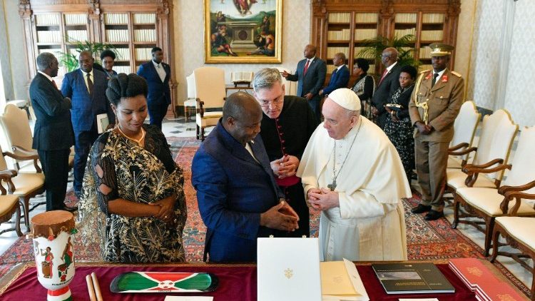 Evariste Ndayishimiye, President of the Republic of Burundi and his entourage with Pope Francis