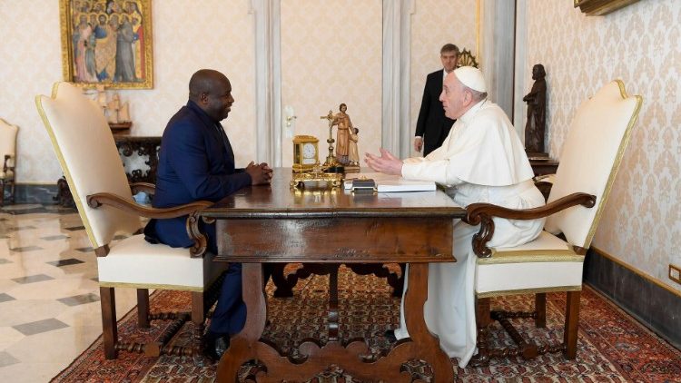 Pope Francis in discussion withe President Ndayishimiye at the Apostolic Palace.
