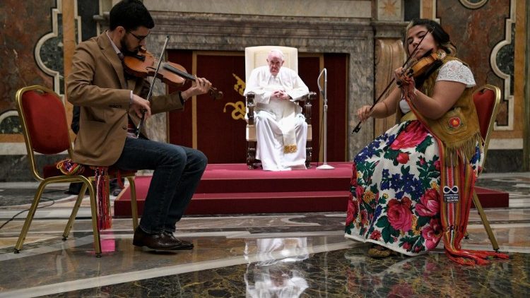 Le Pape François recevant une délégation de peuples autochtones au Vatican, le 1er avril 2022. 