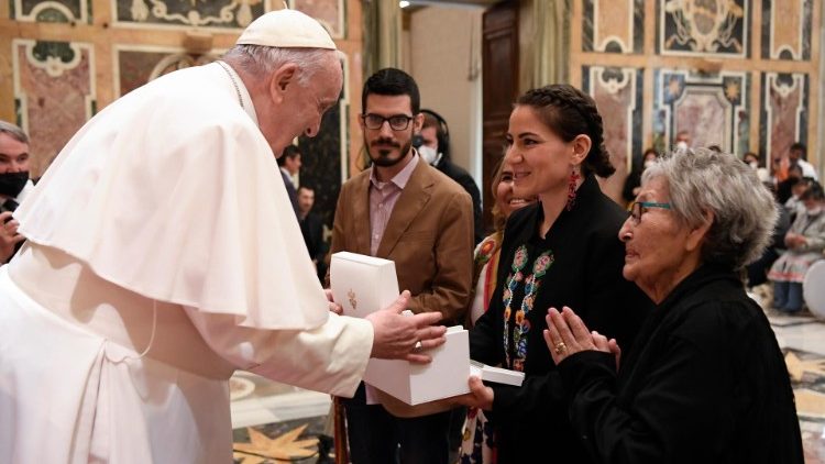 Encuentro del Papa en el Vaticano con las delegaciones de los pueblos indígenas de Canadá (1 de abril de 2022)