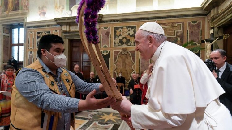 Il Papa riceve un dono da un rappresentante delle Delegazioni dei Popoli Indigeni del Canada