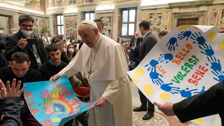 Ferenc pápa az Olasz Autista Alapítvány tagjaival
