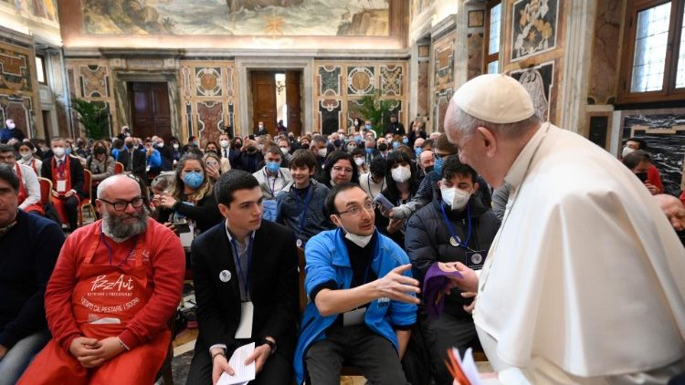 Папа Франциск на встрече с членами Итальянского фонда помощи людям с аутизмом (01.04.2022)