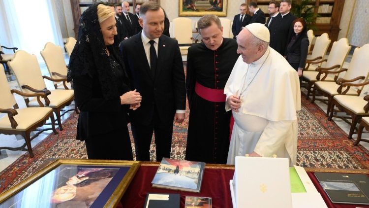 Un momento dell'incontro del presidente polacco Andrzej Duda con Papa Francesco