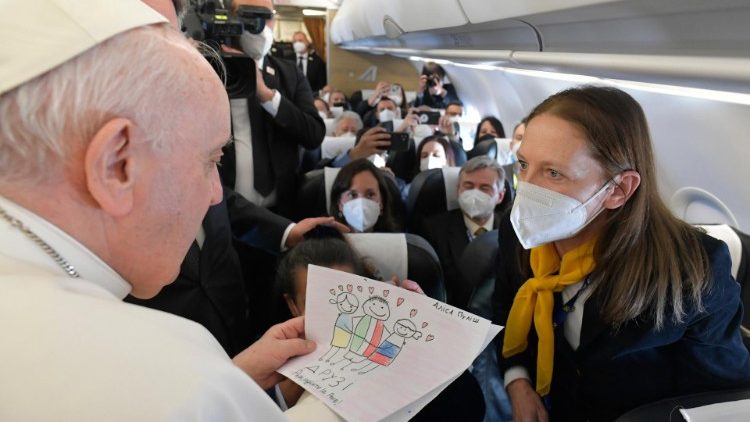 Papa com os jornalistas no voo que o leva a Malta