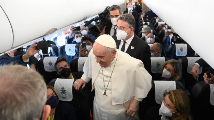 Papa Francesco in aereo con i giornalisti che lo accompagnano nel viaggio a Malta