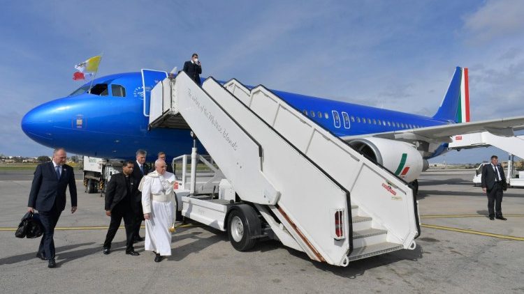 L'arrivo dell'aereo papale nell'Aeroporto Internazionale di Malta