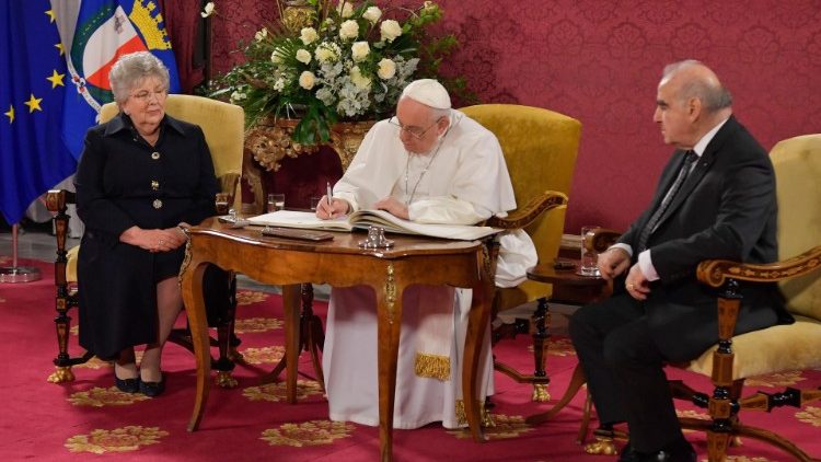Il Papa firma il Libro d'Onore nel Palazzo del Gran Maestro