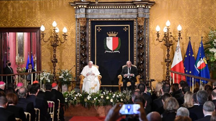 Papa Franjo s malteškim predsjednikom Georgeom Vellom u obraćanju predstavnicima vlasti, civilnog društva i diplomatskog zbora