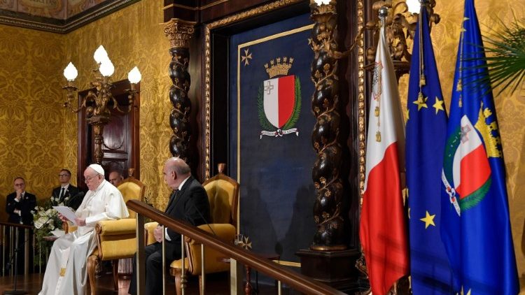 Papež pronesl v sobotu projev k civilním autoritám a diplomatům na Maltě