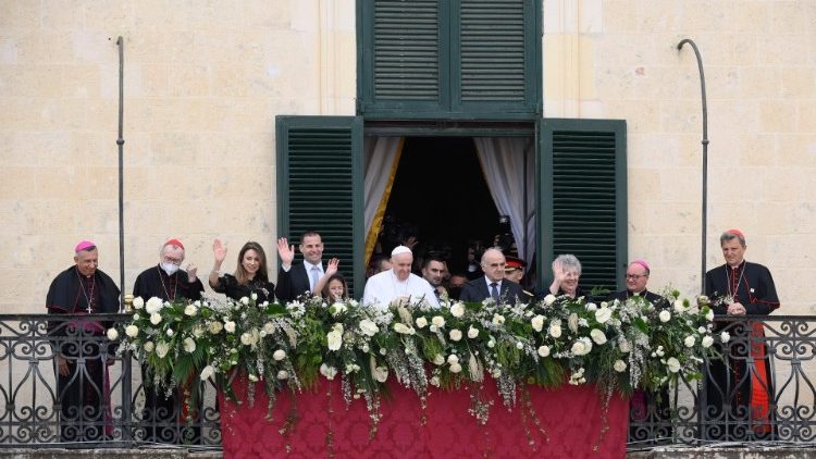 Papa saúda a multidão diante do Palácio Presidencial