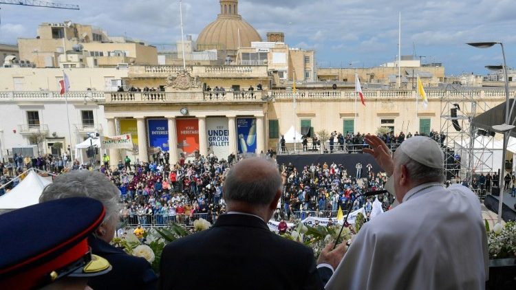 Papa saúda a multidão diante do Palácio Presidencial