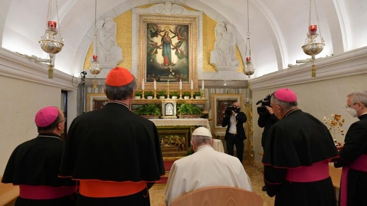 Papa Francisco reza diante a Maria no Santuário de Ta' Pinu em Gozo