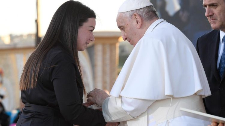 Il Papa con la testimone Jennifer