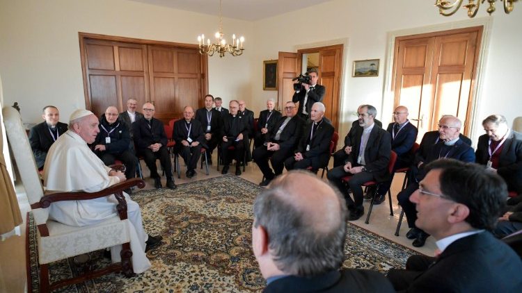 L'incontro del Papa con i gesuiti nel salone della Nunziatura Apostolica di Malta