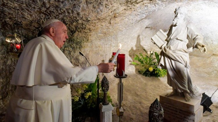 Il Papa accende la lampada votiva a stelo che lascia in dono alla Grotta di san Paolo