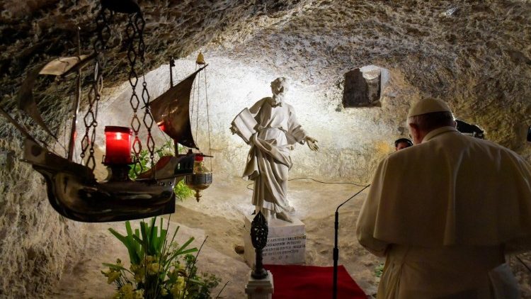 Il Papa in preghiera nella Grotta di San Paolo e la lampada votiva che ricorda il naufragio dell'Apostolo delle Genti