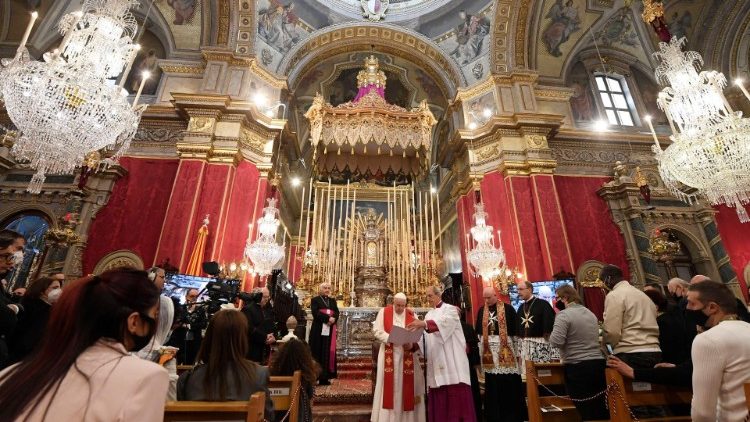 La preghiera con i fedeli nella Basilica di San Paolo