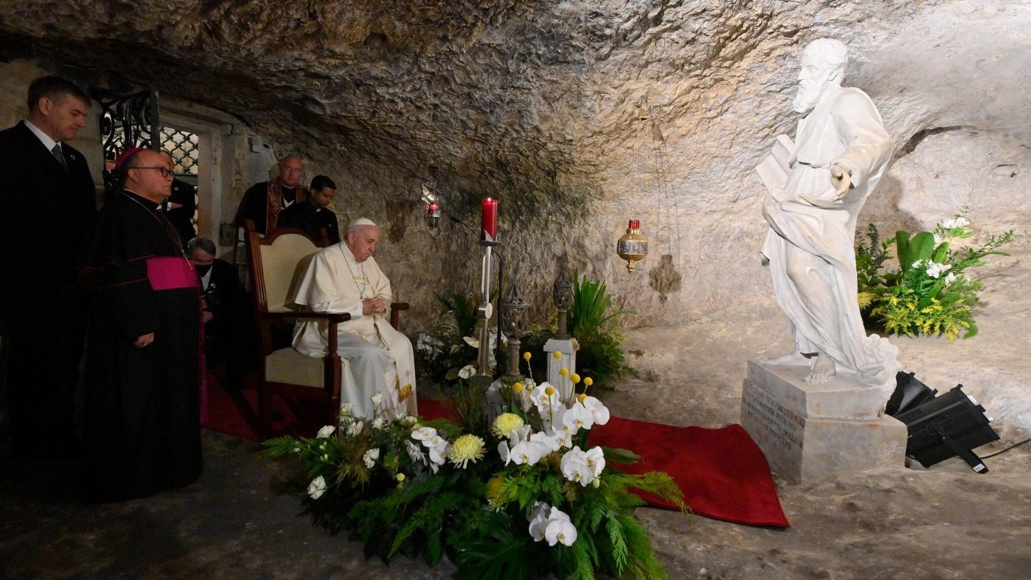 Papa francisc s-a rugat în grota sf. Ap. Paul din malta - vatican news