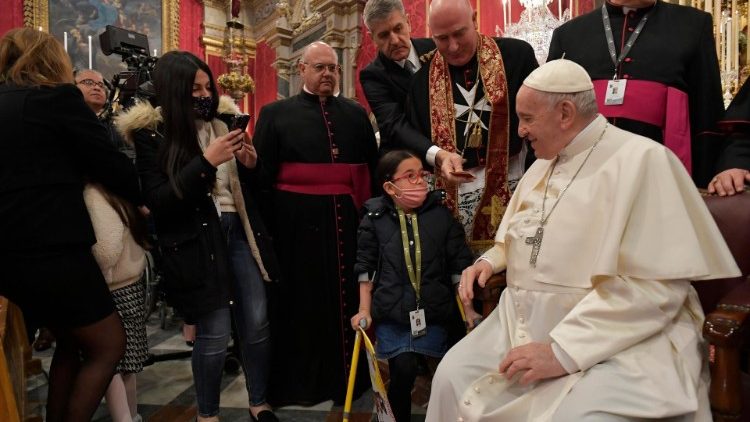 Papa encontra menina  atendida pela Caritas maltesa