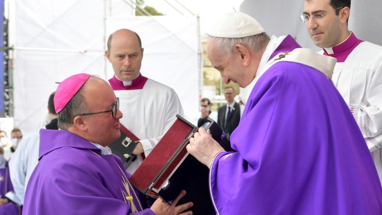 Monseñor Scicluna junto al Papa Francisco durante la Misa en el Piazzale dei Granai en Floriana, Malta