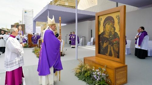 Papež Frančišek: Vera raste v veselju in se krepi v darovanju