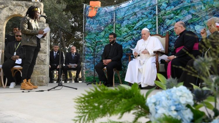Der Nigerianer Daniel schildert dem Papst seine gefährliche Überfahrt von Libyen nach Europa