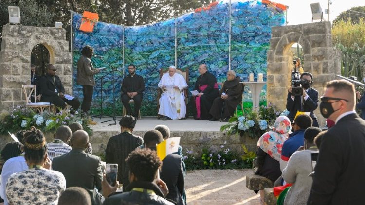 Papeževo srečanje z migranti 3. aprila 2022 med apostolskim potovanjem na Malto. 