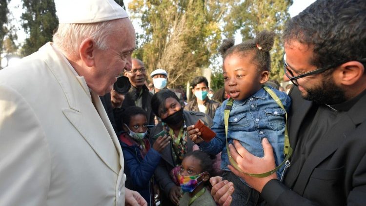 Il Papa saluta una bimba nel Centro Migranti “Giovanni XXIII Peace Lab” ad Hal Far