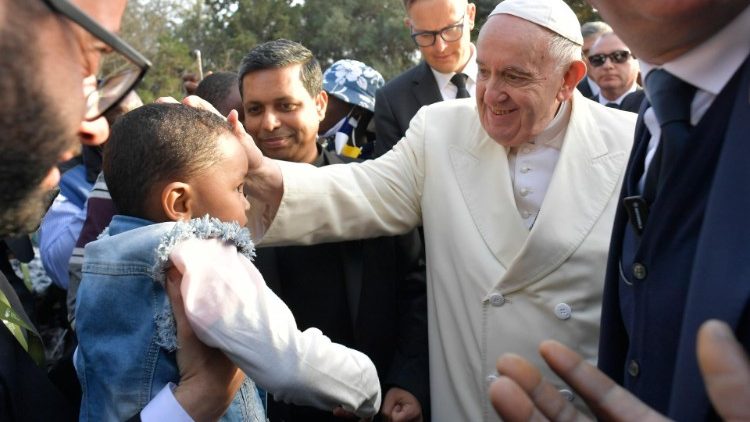 Papa encerra viagem a Malta encontrando os migrantes
