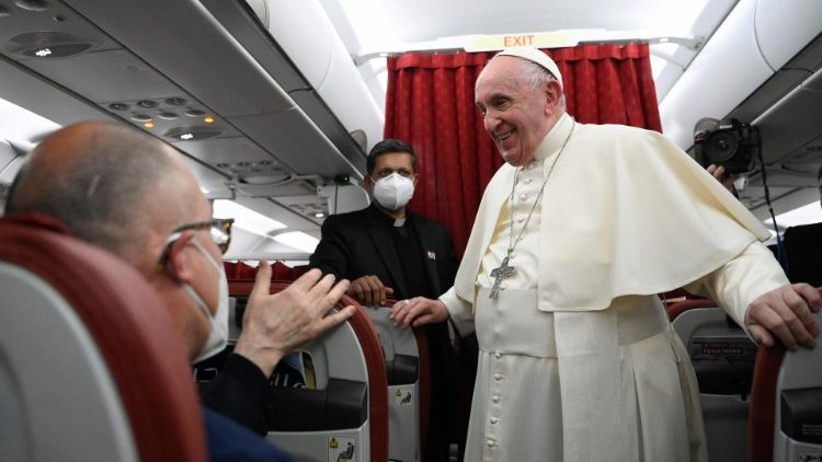 El Pontífice saluda con cordialidad a los periodistas que lo han acompañado en su Viaje apostólico a Kazajistán