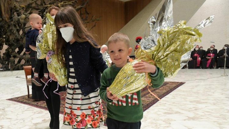 Los niños ucranianos con los huevos de Pascua que el Papa les regaló