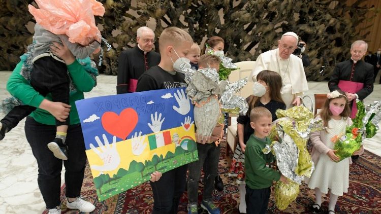Francesco con i bambini ucraini